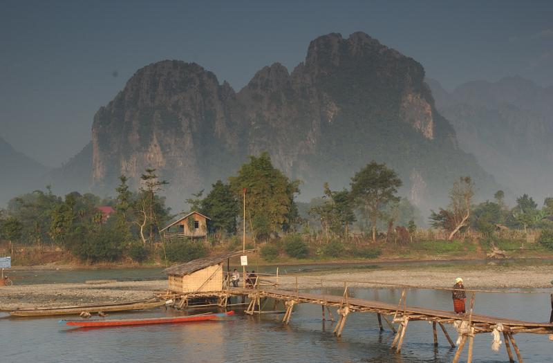 Laos: Vang Vieng - crossing bridge